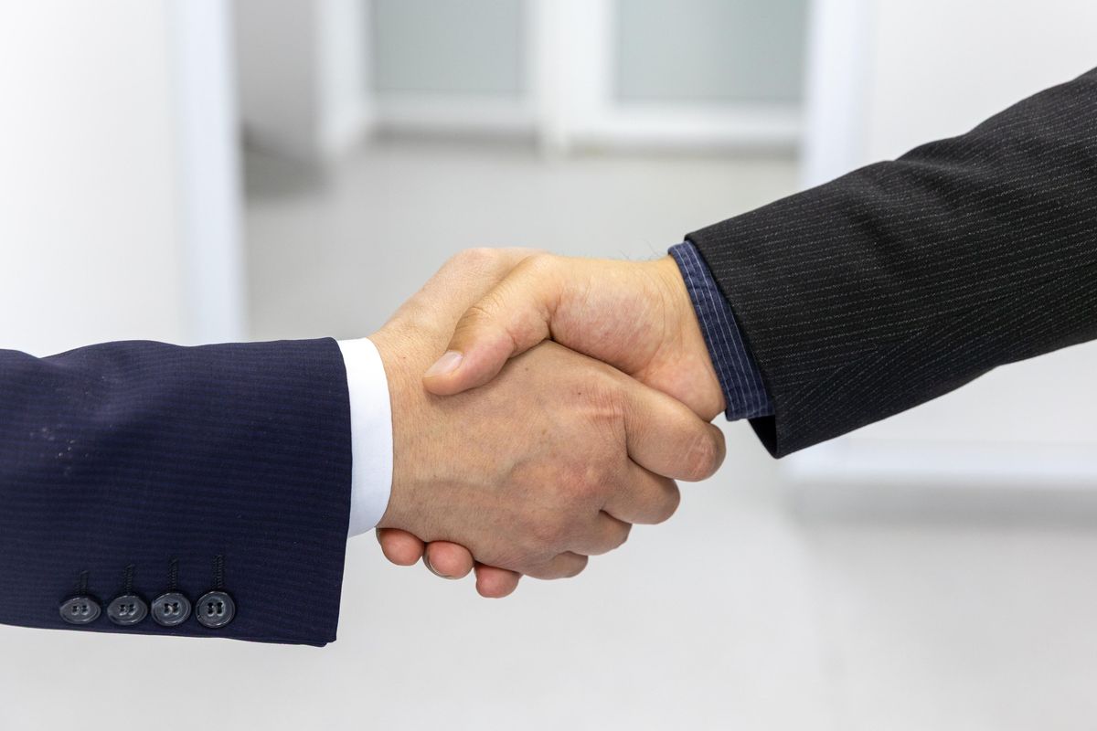 Jabat tangan kemitraan bisnis